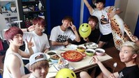 Momen makan bersama mereka juga terlihat di dorm. BTS terlihat sedang menikmati sup rumput laut, tteokbokki, dan lainnya. Foto: dok. BigHit Entertainment