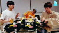 Lewat siaran langsung VLIVE, BTS juga kerap menyapa penggemar mereka yaitu Army. Kegiatan yang mereka bagikan tak lain saat makan bersama. Ketiga member BTS terlihat sedang menikmati steak. Foto: dok. BigHit Entertainment