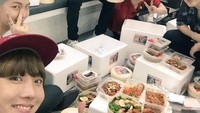 Seperti saat awal debut, mereka santai sambil makan bersama di ruang tunggu program musik. Mereka menyantap paket makan siang yang diberikan oleh penggemarnya. Foto: dok. BigHit Entertainment