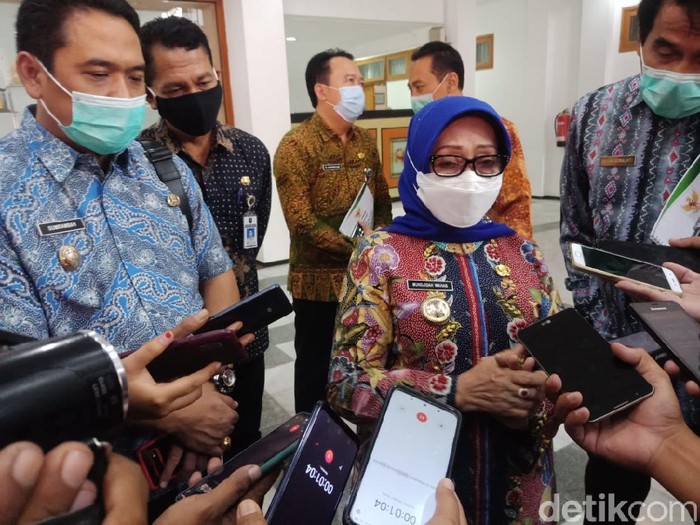 Bupati Jombang Mundjidah Wahab dinyatakan positif COVID-19. Ia sudah 14 hari menjalani isolasi secara mandiri maupun di rumah sakit.