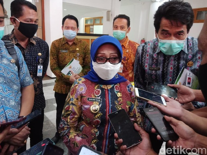 Bupati Jombang Mundjidah Wahab dinyatakan positif COVID-19. Ia sudah 14 hari menjalani isolasi secara mandiri maupun di rumah sakit.