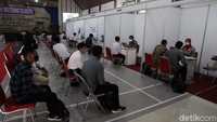 Peserta menjaga jarak dan tidak berdesakan.