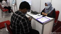 Pelamar memasukkan data diri saat mengikuti Job Matching Bursa Kerja Khusus (BKK) Pusat Pengembangan Karir Siswa di SMK N 2 Yogyakarta (PPKS SKADUTA), Yogyakarta, Kamis (26/11/2020). 