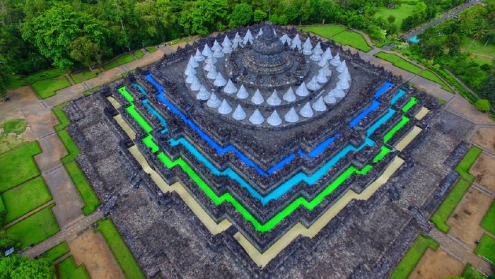 Candi Borobudur terlihat berwarna-warni.