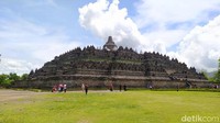 Candi Borobudur terdiri atas enam teras berbentuk bujur sangkar yang di atasnya terdapat tiga pelataran melingkar, pada dindingnya dihiasi dengan 2.672 panel relief dan aslinya terdapat 504 arca Buddha. (Eko Susanto) 
