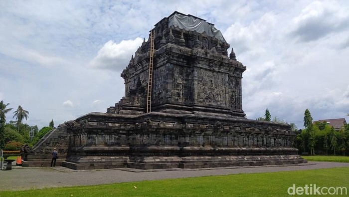 Candi Mendut di Magelang ditutup terpauline untuk antisipasi erupsi Merapi.