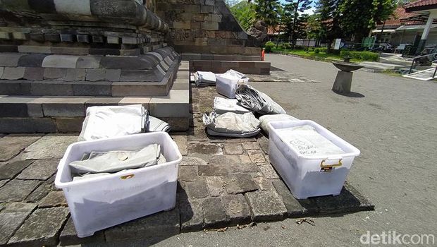 Candi Mendut di Magelang ditutup terpauline untuk antisipasi erupsi Merapi.