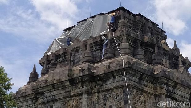 Candi Mendut di Magelang ditutup terpauline untuk antisipasi erupsi Merapi.