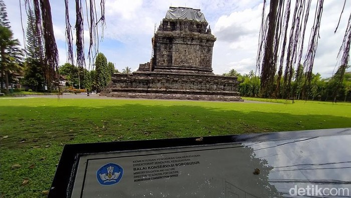 Candi Mendut di Magelang ditutup terpauline untuk antisipasi erupsi Merapi.