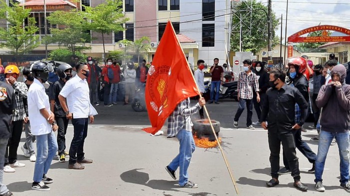 Demo depan Kantor KPU Sulawesi Selatan pada 26 November 2020