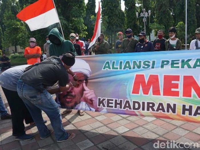Demo tolak FPI di Kota Pekalongan, Kamis (26/11/2020).
