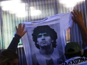 Fans Berkumpul di Depan Rumah Mendiang Maradona