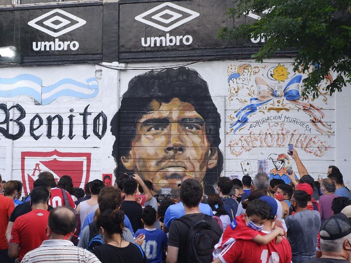 BUENOS AIRES, ARGENTINA - NOVEMBER 25: Fans mourn Diego Maradona at Argentinos Juniors Diego Maradona Stadium on November 25, 2020 in Buenos Aires, Argentina. Diego Maradona, considered one of the biggest football stars in history, died at 60 from a heart attack on Wednesday in Buenos Aires. (Photo by Fernando de Dios/Getty Images)