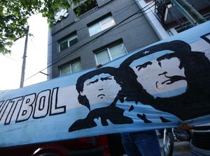 Maradona dan Orang-orang di Persimpangan Kiri Jalan