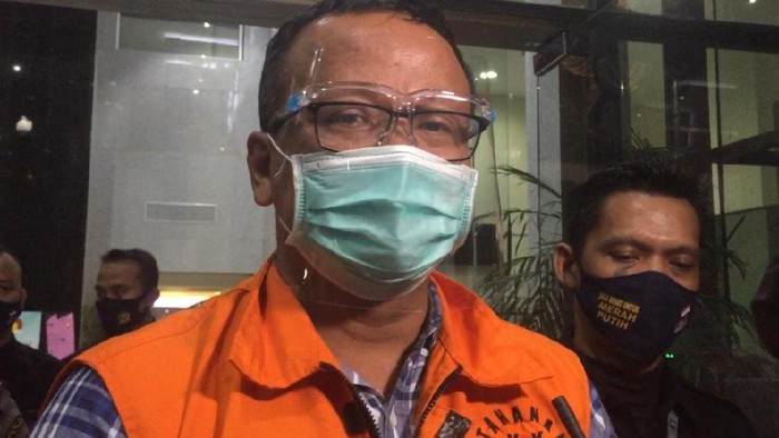 Edhy Prabowo usai menjalani pemeriksaan perdana sebagai tersangka, di gedung KPK, Kamis (26/11/2020).