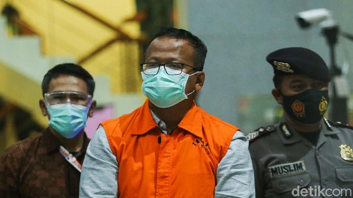 Menteri Kelautan dan Perikanan Edhy Prabowo ditetapkan sebagai tersangka penerima suap terkait dengan urusan ekspor benih lobster atau benur.