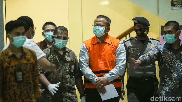 Menteri Kelautan dan Perikanan Edhy Prabowo ditetapkan sebagai tersangka penerima suap terkait dengan urusan ekspor benih lobster atau benur.