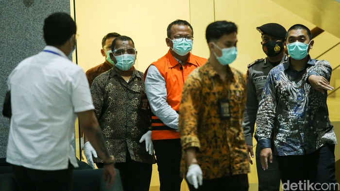 Menteri Kelautan dan Perikanan Edhy Prabowo ditetapkan sebagai tersangka penerima suap terkait dengan urusan ekspor benih lobster atau benur.