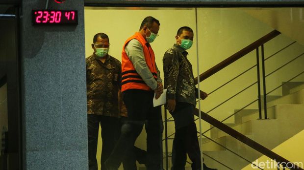 Menteri Kelautan dan Perikanan Edhy Prabowo ditetapkan sebagai tersangka penerima suap terkait dengan urusan ekspor benih lobster atau benur.