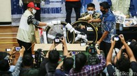 Dengan sejumlah barang bukti, mulai ATM BNI atas nama AF, tas LV (Louis Vuitton), tas Hermes, baju Old Navy, jam Rolex, jam Jacob n Co, tas koper Tumi dan Tas Koper LV, sepeda akhirnya menyeret Edhy Prabowo masuk Bui. Foto: Rifkianto Nugroho