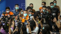 Selain Edhy, ada 6 orang lainnya yang ditetapkan sebagai tersangka. Mereka adalah Safri, Andreau Pribadi Misanta, Siswadi, Ainul Faqih, Amiril Mukminin, dan Suharjito.
