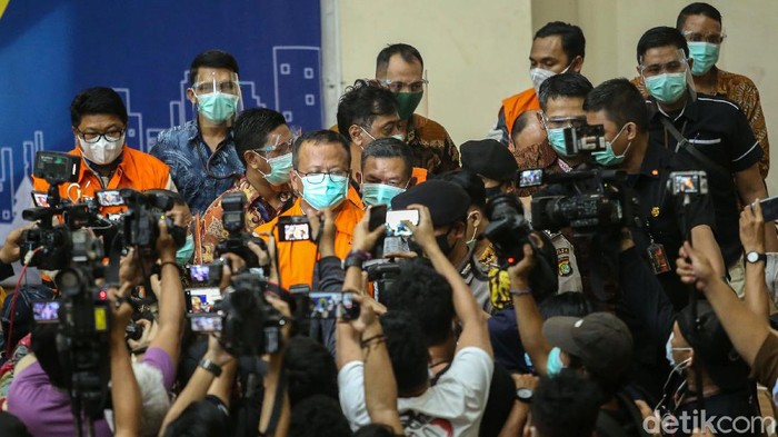 Edhy Prabowo ditetapkan sebagai tersangka penerima suap terkait dengan urusan ekspor benih lobster. Menteri Kelautan dan Perikanan itu pun ditahan KPK.
