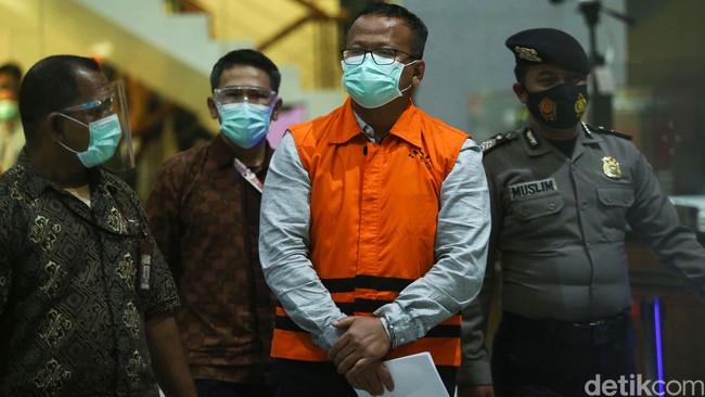 Kini, Edhy Prabowo terpaksa menanggalkan kemeja kesayangannya itu karena berurusan dengan KPK sepulang kunjungan kerja di Amerika Serikat, Rabu (25/11/2020). Seragamnya kini bukan kemeja batik lagi, melainkan rompi tahanan KPK yang berwarna oranye itu. Edhy Prabowo pun mengundurkan diri sebagai menteri KKP dan waketum Gerindra. (Foto: Rifkianto Nugroho)