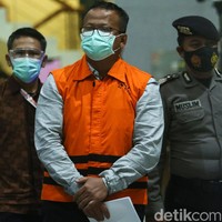 Kini, Edhy Prabowo terpaksa menanggalkan kemeja kesayangannya itu karena berurusan dengan KPK sepulang kunjungan kerja di Amerika Serikat, Rabu (25/11/2020). Seragamnya kini bukan kemeja batik lagi, melainkan rompi tahanan KPK yang berwarna oranye itu. Edhy Prabowo pun mengundurkan diri sebagai menteri KKP dan waketum Gerindra. (Foto: Rifkianto Nugroho)