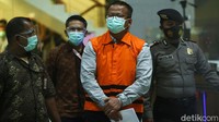 Edhy Prabowo keluar gedung KPK dengan memakai rompi tahanan warna oranye, Rabu (25/11/2020) malam.