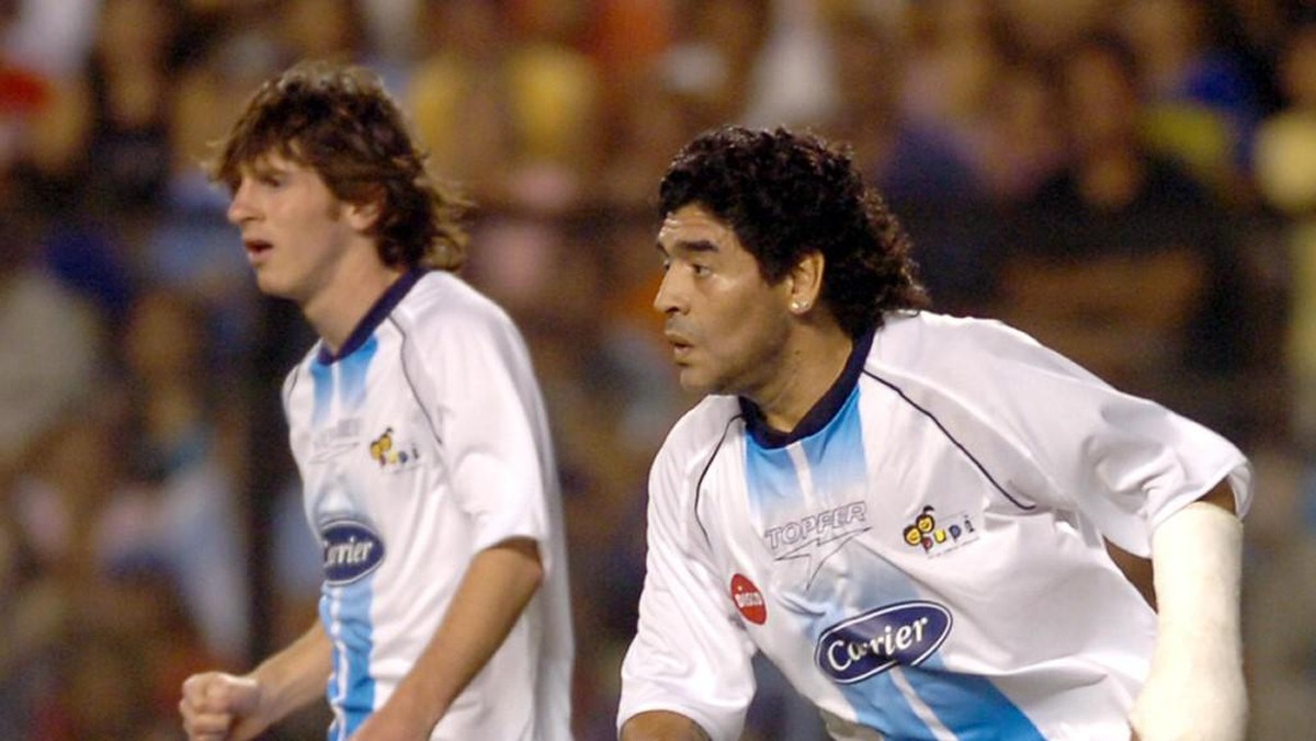 Diego Maradona dan Lionel Messi bermain di laga amal pada 2005 (AFP/JUAN MABROMATA)