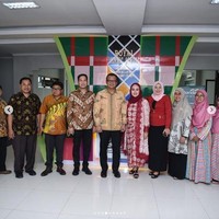 Bukan memesan desain khusus, saya beli saat kunjungan kerja kok. Jahitnya di Pasar Baru, ungkap orang penting Partai Gerindra itu kepada detikcom awal Januari lalu. Ia merujuk pada batik cokelat bermotif Arwana yang dikenakannya. (Foto: Instagram/@iiesedhyprabowo)