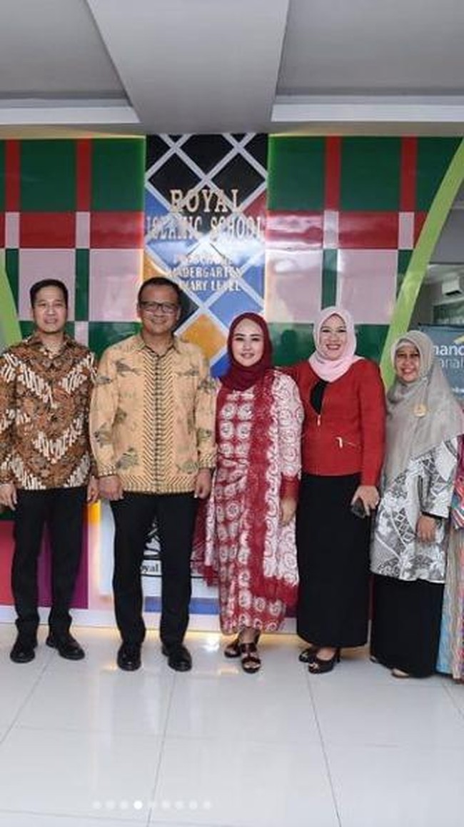 Bukan memesan desain khusus, saya beli saat kunjungan kerja kok. Jahitnya di Pasar Baru, ungkap orang penting Partai Gerindra itu kepada detikcom awal Januari lalu. Ia merujuk pada batik cokelat bermotif Arwana yang dikenakannya. (Foto: Instagram/@iiesedhyprabowo)