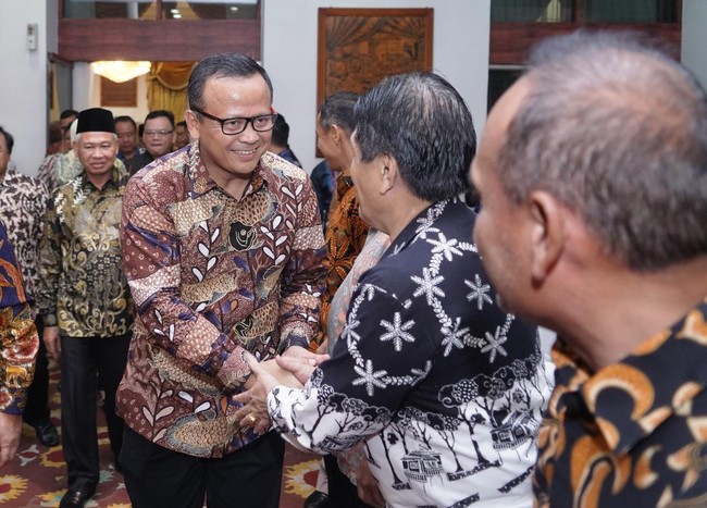 Baru sekitar setahun memimpin Kementerian Kelautan dan Perikanan (KKP), Edhy Prabowo ditangkap KPK karena perkara ekspor lobster. Saat menjalankan tugasnya sebagai menteri KKP, Edhy Prabowo punya seragam khusus. (Foto: Istimewa)