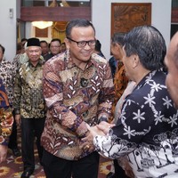 Baru sekitar setahun memimpin Kementerian Kelautan dan Perikanan (KKP), Edhy Prabowo ditangkap KPK karena perkara ekspor lobster. Saat menjalankan tugasnya sebagai menteri KKP, Edhy Prabowo punya seragam khusus. (Foto: Istimewa)