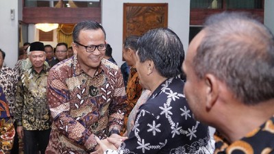 Foto: Gaya Edhy Prabowo Pakai Batik Ikan Sebelum Ditangkap KPK