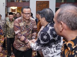 Foto: Gaya Edhy Prabowo Pakai Batik Ikan Sebelum Ditangkap KPK