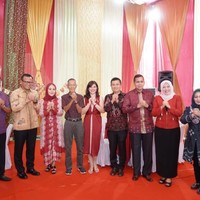 Soal ikan Arwana, lelaki kelahiran Muara Enim, Sumatera Selatan, 24 Desember 1972 itu mengaku sudah mengoleksinya sejak masih bujangan. Saat ini jumlah koleksi ikan Arwana di rumahnya mencapai 45 ekor. Harganya jualnya antara Rp 3 - 45 juta. Ini hobi saja, rasanya fresh aja kalau pulang kerja lihat ikan itu melenggak-lenggok di aquarium, ujar Edhy Prabowo. (Foto: Instagram/@iiesedhyprabowo)