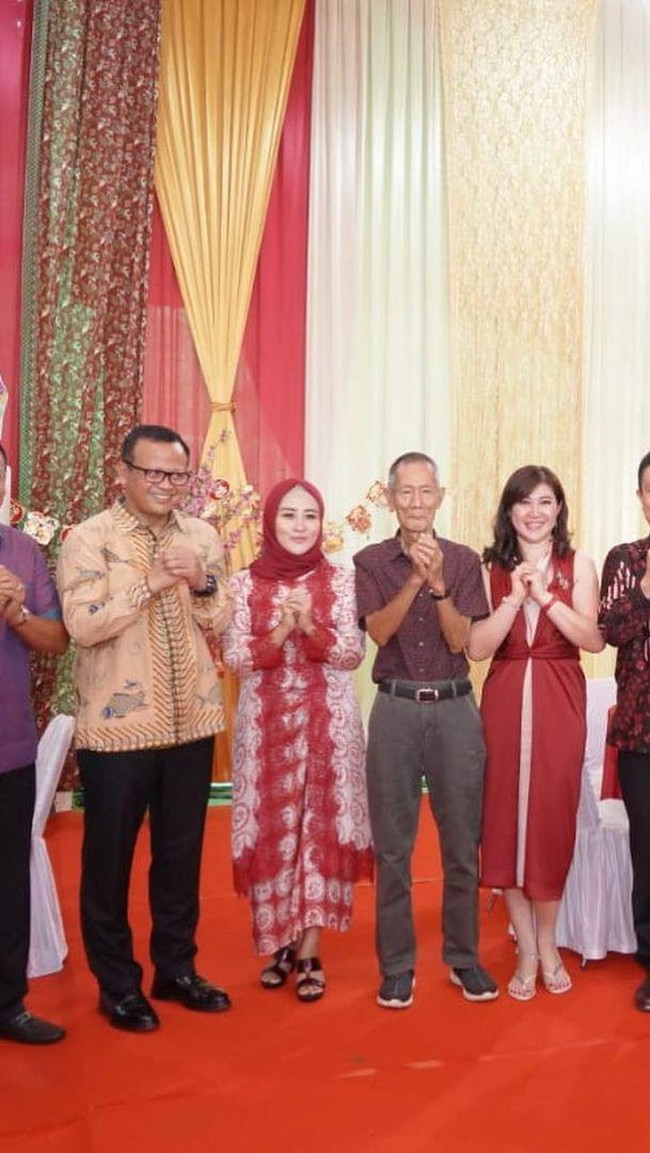 Soal ikan Arwana, lelaki kelahiran Muara Enim, Sumatera Selatan, 24 Desember 1972 itu mengaku sudah mengoleksinya sejak masih bujangan. Saat ini jumlah koleksi ikan Arwana di rumahnya mencapai 45 ekor. Harganya jualnya antara Rp 3 - 45 juta. Ini hobi saja, rasanya fresh aja kalau pulang kerja lihat ikan itu melenggak-lenggok di aquarium, ujar Edhy Prabowo. (Foto: Instagram/@iiesedhyprabowo)