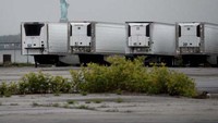 Sebuah foto dari udara mendokumentasikan 50 truk berpendingin berisi 650 mayat COVID-19. Truk-truk ini sudah diparkir di pinggiran pantai Brooklyn, New York, Amerika Serikat sejak 8 bulan kasus positif di sana mulai membludak. Spencer Platt/Getty Images/AFP