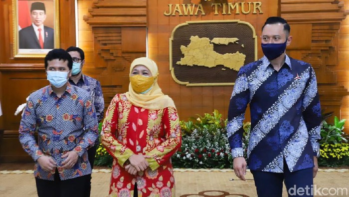 Ketua Umum Partai Demokrat, Agus Harimurti Yudhoyono (AHY) bertemu dengan Gubernur Jawa Timur Khofifah Indar Parawansa. AHY memastikan pertemuannya tidak membahas politik.