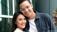 Tak segan-segan Faldo Arsa memeluk Afifah erat sang istri saat difoto. (Foto: Noel/detikcom) 