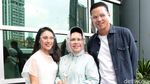 10 Potret Mesra Anak Hetty Koes Endang usai Menikah, Peluk Erat!