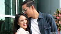 Bahagianya wajah Afifah ketika dikecup Faldo Arsa. (Foto: Noel/detikcom) 