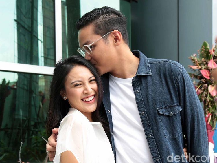 10 Potret Mesra Anak Hetty Koes Endang usai Menikah, Peluk Erat!