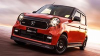Paket bodykit dan aksesori Mugen terdiri atas lips bumper depan warna hitam metalik, papan plat nomor karbon, side skirt, spoiler, dan pelek alloy ukuran 15 inci. Selain itu ada emblem Mugen, baut plat nomor, dan visor. Foto: Honda