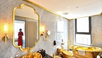 Sebuah hotel bintang lima di Vietnam berlapis emas 24 karat. Mulai dari bak, wastafel hingga toilet.