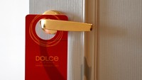Pintu kamar hotel yang juga mendapatkan sentuhan emas. Hotel ini namanya Dolce by Wyndham Hanoi Golden Lake. Untuk menginap satu malam dibanderol $250 atau sekitar Rp 3,5 juta. 