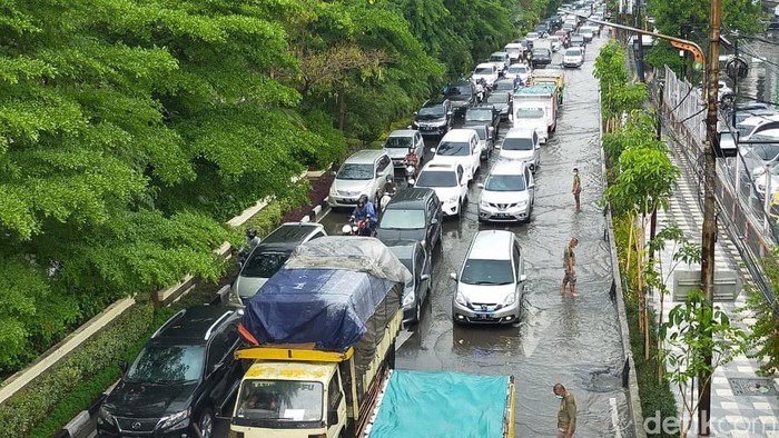 hujan deras di surabaya menyebabkan macet