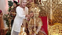 Lewat instagramnya @iisedhyprabowo, ia kerap mengunggah momen kulineran. Salah satunya ketika ikut menjalani prosesi adat menyuapi makanan pada pengantin daerah ini. Foto: instagram @iisedhyprabowo