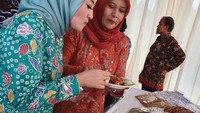 Iis harus rela sang suami ditahan karena kasus ekspor bibit lobster. Kerap terlihat mendampingi sang suami, Iis terbilang istri yang setia. Ia juga jago masak ikan. Foto: instagram @iisedhyprabowo